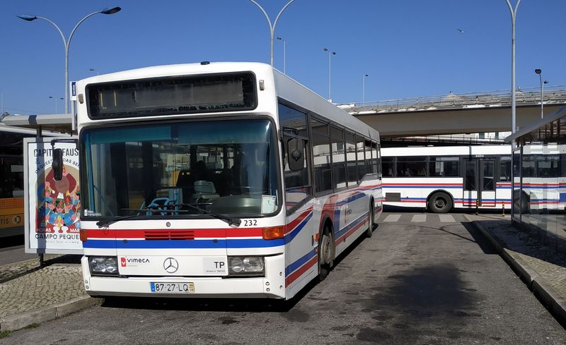 Další z pøímìstských dopravcù – Vimeca – provozuje autobusové linky vedoucí na západ od Lisabonu. Zde jeho starší autobusy na koneèné Algés na západním okraji metropole, kde lze pøestoupit na pøímìstský vlak nebo tramvaj 15E do centra Lisabonu.