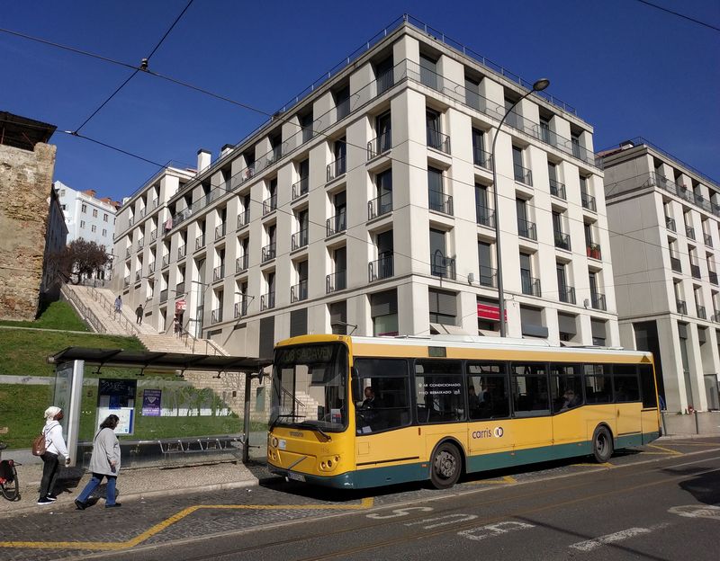 Nyní již dvacetiletý autobus Volvo v zastávce v centru poblíž velkého námìstí Martim Moníz. Z celkem 720 autobusù jich údajnì místní dopravce Carris obnovil v posledních ètyøech letech 350. A další stovka nových autobusù vèetnì elektrobusù by mìla dorazit do roku 2021.