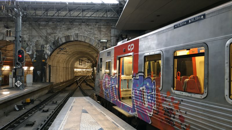 Pøímìstské vlaky trpí nájezdy sprejerù. Zde na hlavové nádraží Rossio na konci linky ze Sintry navazuje tunel pod severozápadním okrajem centra do stanice Campolide.