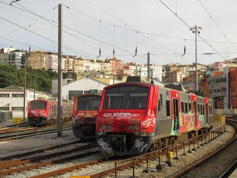 Depo pøímìstských vlakù na trase Lisabon – Sintra najdete ve stanici Campolide na severozápadním okraji Lisabonu. Odtud se dostanete vlakem do všech smìrù vèetnì mìsta Almada za širokým ústím øeky Tejo do Atlantského oceánu.