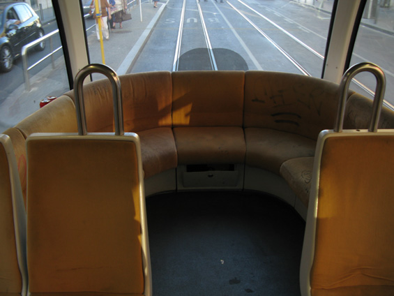 Na lince 15 jezdí již pøes 15 let nízkopodlažní tramvaje od Siemensu. Uspoøádání sedaèek v zadním èlánku spíš pøipomíná obývací pokoj. Po 15 letech však pomìrnì zdevastovaný.