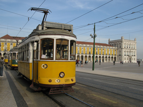 Konvoj tramvají linek 25 a 18 na Obchodním námìstí, které je považováno za samotné srdce Lisabonu. Po této trati projíždí vìtšina lisabonských tramvají.