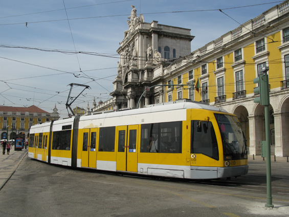 Tramvají pro linku 15 bylo v roce 1995 dodáno celkem 10 - ve všední dny jich je nasazováno pøi intervalu 10-11 minut celkem 8. Nìkteré jsou obleèeny v celovozové reklamì.