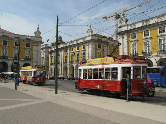 Z Obchodního námìstí vyjíždìjí také turistické tramvaje na okruh po tìch nejzajímavìjších tratích.  Od klasických tramvají se liši komfortnìjším vybavením a garancí místa k sezení.