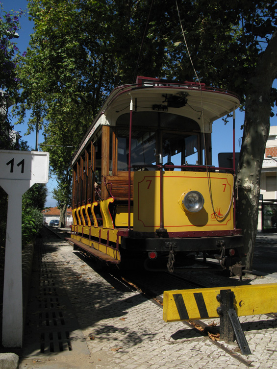 Historická mezimìstská tramvaj jezdí z mìsteèka Sintra podél silnice smìrem k Atlantskému oceánu do pøímoøské vesnièky Praia das Macas až skoro k pláži. Nástupní zastávka ve mìstì Sintra se nachází na námìstíèku cca kilometr od železnièní stanice. Poté, co byla pøed 30 lety tramvaj zrušena, se podaøilo v roce 2004 alespoò obnovit provoz po èásti pùvodní trasy.