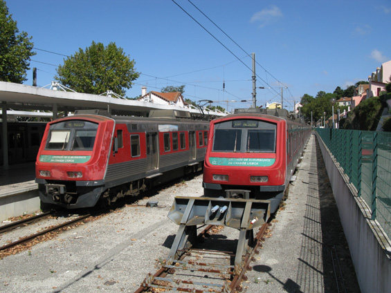 Koneèná stanice pøímìstských vlakù pøímo v srdci mìsta Sintra. Poloha nádraží je výborná, jen do historického centra je to ještì 20 minut pìšky nebo pár minut autobusem. Vlaky sem jezdí z Lisabonu ve špièce každých 10 minut a mimo špièku po 20 minutách.