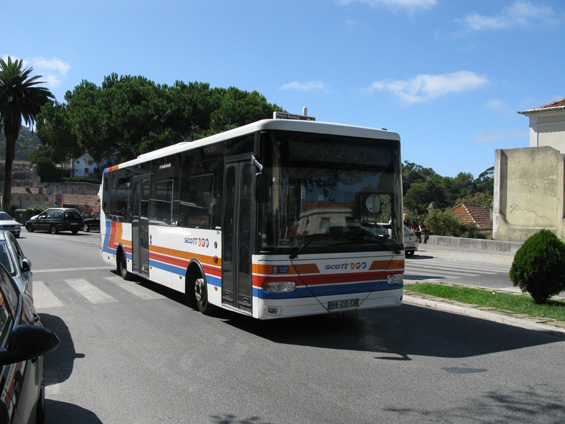 Místní autobus zajiš�ující obsluhu mìsta Sintra a jejího okolí. Velkolepým zážitkem je jízda autobusem ke zøíceninì hradu nad mìstem. Místy je silnièka, kudy autobus projíždí, neuvìøitelnì úzká a strmá. A k tomu ještì bývají o víkendu autobusy pøecpané turisty.
