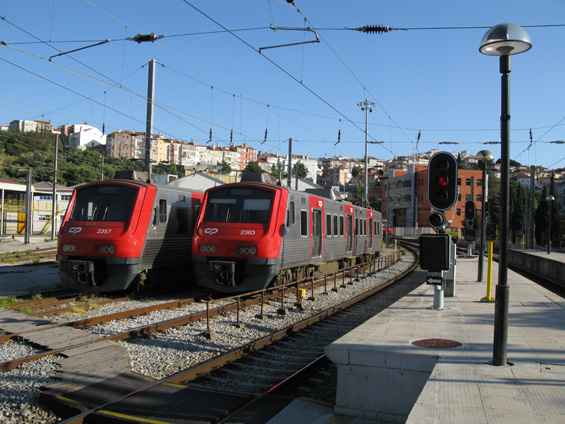 Pøestupní stanice Campolide na severozápadì Lisabonu je také útoèištìm pro pøímìstské elektrické jednotky. Odtud jezdí vlaky každých 10 minut do mìsta Sintra a také každou pùlhodinu severovýchodním smìrem pøes Oriente. Pøes Campolide jezdí také modré vlaky Fertagus do mìsta Almada za øekou Tejo.