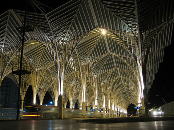 Nové lisabonské nádraží Oriente leží na východì mìsta a bylo vybudováno v rámci svìtové výstavy Expo v roce 1998. Architektonické ztvárnìní pochází od vìhlasného architekta Calatravy.