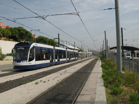 Koneèná zastávka linky 2 u vlakového nádraží Pragal, odkud jezdí vlaky Fertagus do Lisabonu. Tra� dál pokraèuje k místní univerzitì, kam jezdí linka 3.