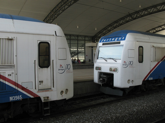 Modrobílé vlaky Fertagus, které provozuje stejnojmenná spoleènost, jezdí na lince mezi Lisabonem, Almadou a koneènou stanicí Setúbal. Dvoupodlažní elektrické jednotky jsou již pomìrnì omšelé, ale kapacitní.