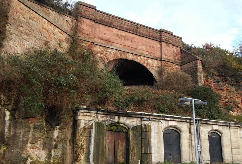 Jediný pozùstatek po první nadzemní elektrické dráze na svìtì – tzv. Liverpool Overhead Railway obsluhovala pøístavy na jihu mìsta a konèila tímto krátkým tunelem s jedinou podzemní stanicí. Portál tunelu se nachází ve ètvrti Dingle.