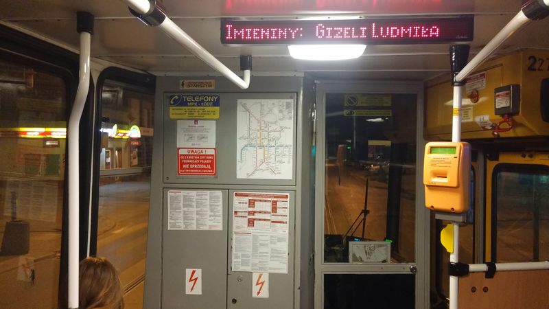 Postupná elektronizace jízdného a instalace automatů do tramvají ukončila prodej jízdenek u řidiče. Důležitou informací na informačních displejích, ostatně stejně jako v celém Polsku, je, kdo má dnes svátek.