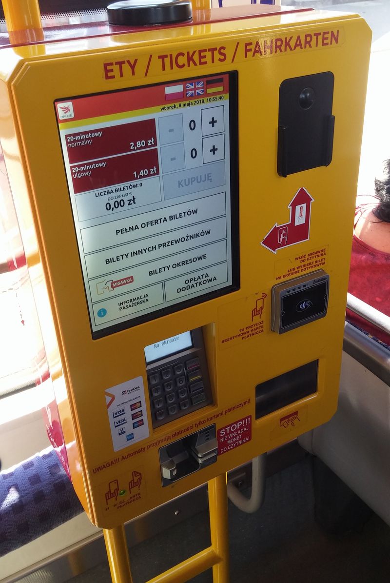 Sehnat jízdenku v Lodži je velmi snadné, máte-li bankovní kartu, můžete si jízdenku koupit v automatu v každé tramvaji. Tyto automaty nahradily prodej jízdenek u řidiče. Na zastávkách automaty nenajdete.