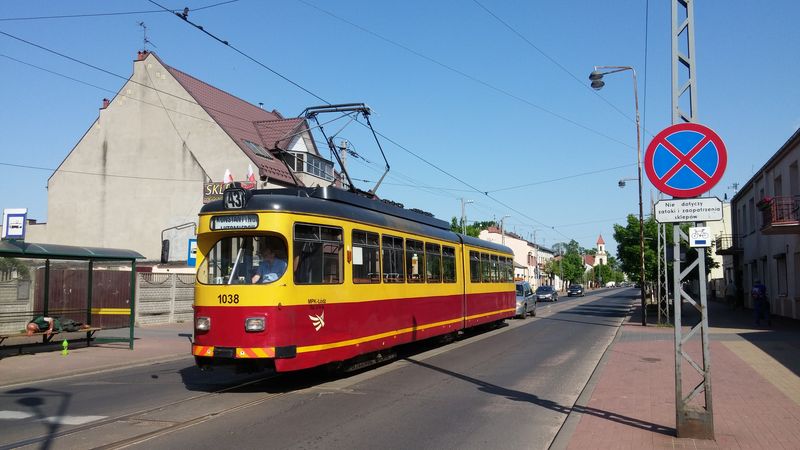 Město Konstantynów, konečná pro část spojů příměstské linky 43, ležící zhruba v polovině této dlouhé a pomalé trasy. Tento vůz Düwag z roku 1963 pochází z německého Bielefeldu, poté jezdil nějakou dobu i v rakouském Innsbrucku. Tramvaje ze zde obrací zpětným pohybem na kolejovém trojúhelníku.