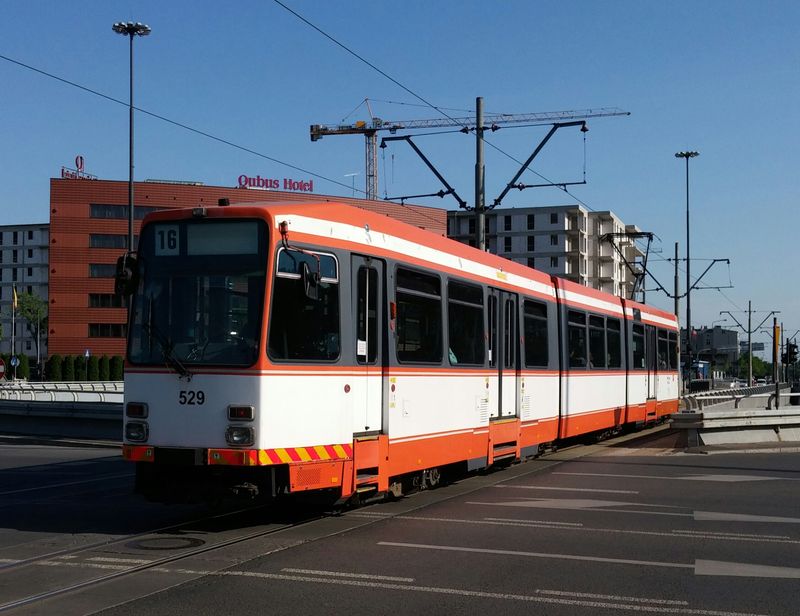 Tato vysokopodlažní ojetina z roku 1982 na lince 16 pochází z německého Bielefeldu. V poslední době přicházejí do Lodže první nízkopodlažní tramvaje Siemens z počátku 90. let z německé Bochumi. Celkem by jich mělo být až 35.
