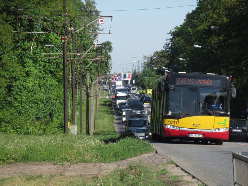 Náhradní autobus za zrušenou příměstskou tramvaj č. 45 z města Zgierz severně od Lodže. S ní tudy ještě do začátku roku 2018 jezdila i linka 46 do obce Ozorków. Bohužel i když autobus popojíždí v koloně, určitě je rychlejší než tramvaj trpící na zdevastované a neudržované trati.