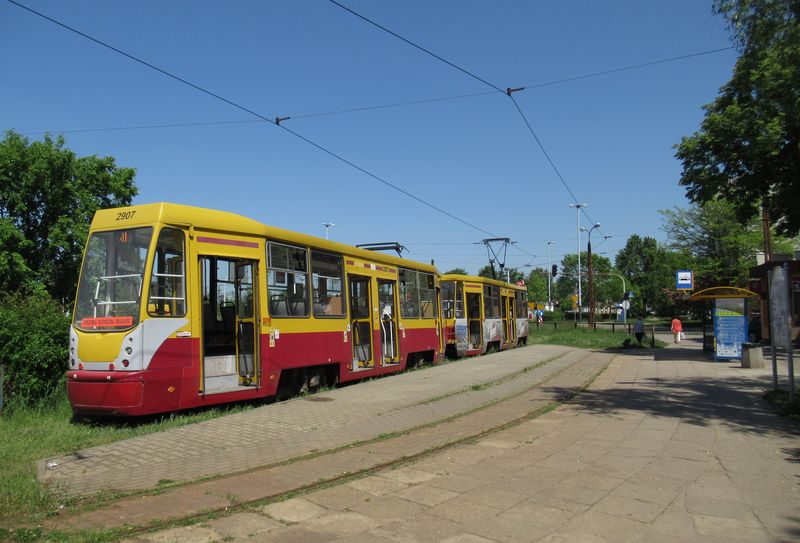 Konečná linky 41 v Pabianicích jihozápadně od Lodže. V tomto poměrně velkém městě je tramvaj významným pojítkem v rámci celého města rozkládajícího se právě podél trati. Jinak mají ale Pabianice vlastní systém městských autobusů.