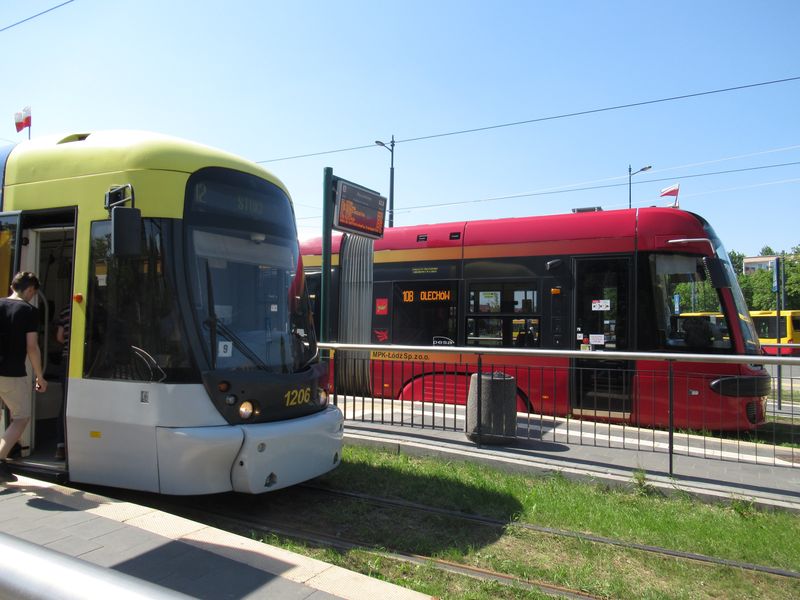 Setkání nové tramvaje Pesa a zástupkyně prvních nízkopodlažních tramvají v Lodži na konečné zastávce Retkinia. Tramvají Bombardier Cityrunner z roku 2001 tu jezdí 15, hlavně na linkách 11, 12 a 18.