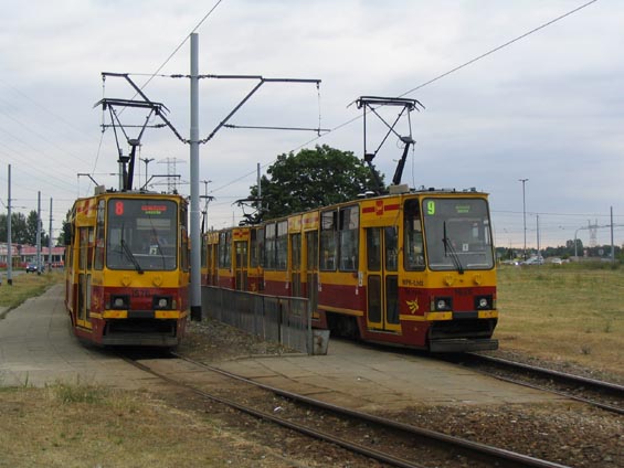 Vìtšina tramvají v Lodži vypadá takto. Rùnobarevná èísla linek znamenají výluku nebo trvalý stav.