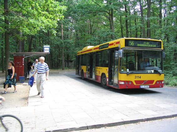 Modernizace autobusù postupuje o poznání rychleji než u tramvají. Klimatizovné Volvo na lince do lodžské "Stromovky".