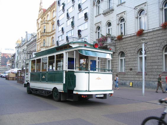 Replika historického autobusu jezdí na zvláštní lince po pìší zónì ve støedu Lodže.