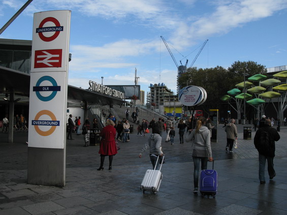 Pøestupní superterminál Stratford, který prošel velkou modernizací právì pro olympiádu v roce 2012. Pøestoupit tu mùžete mezi dvìma linkami metra, dvìma linkami DLR a spoustou vlakových a autobusových linek.