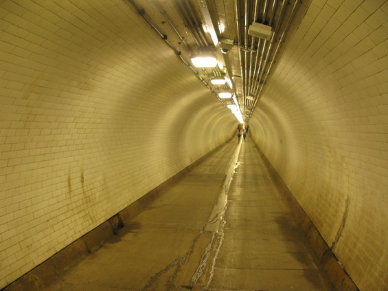 Pod Temží v oblasti Greenwiche vede také nìkolik pìších tunelù. Na stejném místì však mùžete jet také pøívozem, vozícím i auta. Nedaleko podjíždí Temži novì také automatické vlaky DLR.