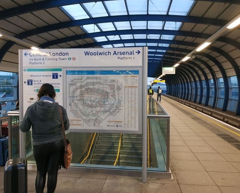 Souèástí TfL je také sí� automatických linek DLR ve východní èásti Londýna. Všechny linky DLR mají tyrkysovou barvu a jelikož nemají tyto stanice turnikety, je nutné být pøi oznaèování vstupu a výstupu kartou obezøetný. Rozsah systému kolejové dopravy dokládá tato mapa, kde vnitøní Londýn je ta malá bílá skvrna uprostøed.