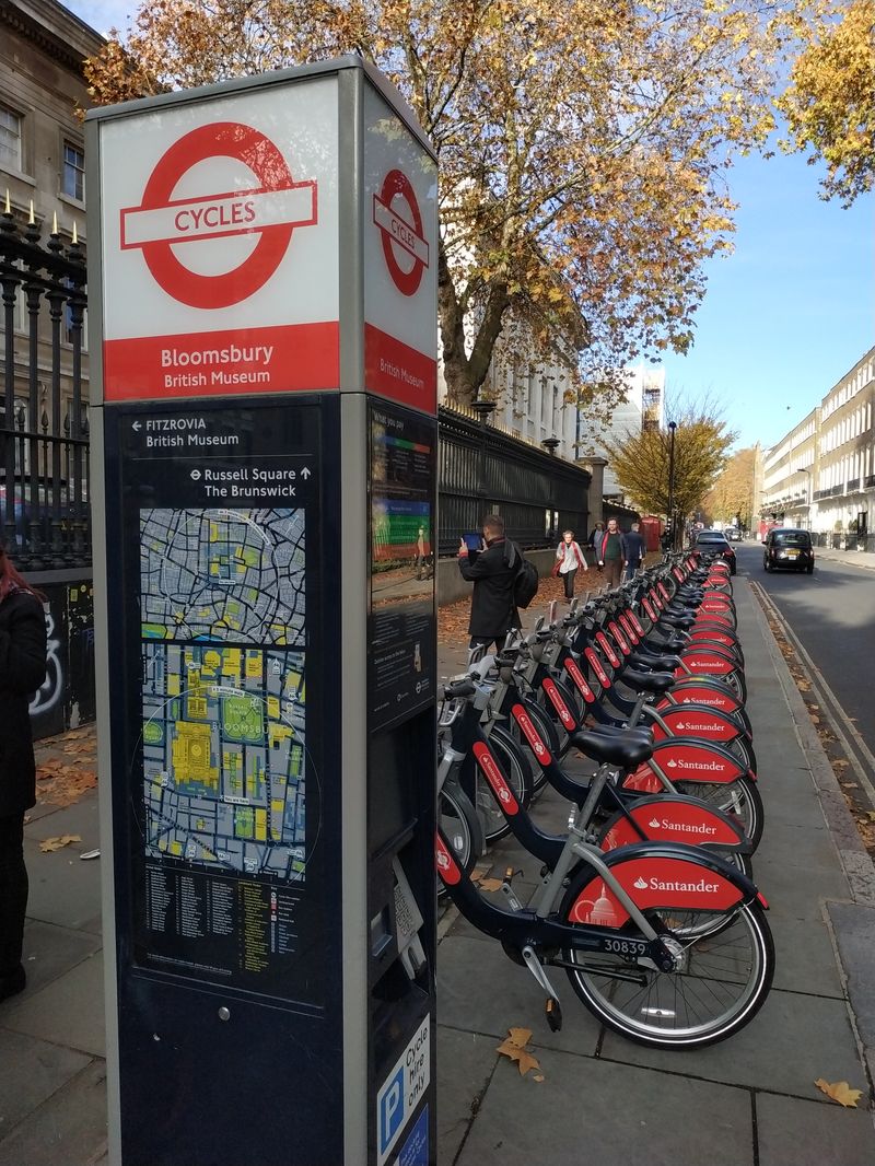 Souèástí mapového navigaèního systému Legible London je i sí� stojanù sdílených bicyklù. V Londýnì má návštìvník (snad i díky silnému organizátorovi TfL) výrazný pocit provázání jednotlivých druhù mìstské mobility.