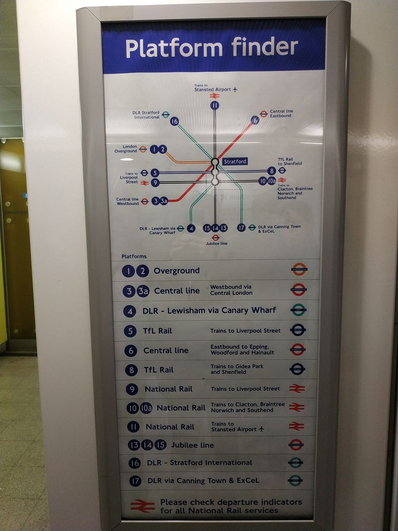 Pøestupní superuzel ve Stratfordu severovýchodnì od centra Londýna si vyžaduje i speciální navigaci na jednotlivé druhy dopravy, a že jich tu je. Originálním èíslem jsou oznaèena jednotlivá nástupištì, a� už v metru nebo na železnici nebo na automatické dráze DLR.