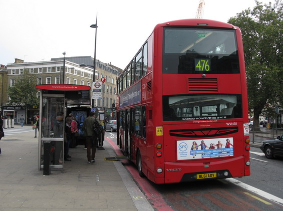 Vìtšina londýnských autobusù provozovaných rùznými dopravci je však klasické dvoupodlažní konstrukce s nízkopodlažním spodním podlažím, dvìma dveømi a naftovým pohonem. Postupnì se ale stále více prosazuje hybridní pohon.