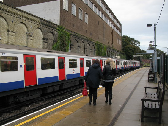 Staré soupravy typické svými jednodílnými dveømi jezdí už jen na zelené "district" lince. V této stanici (West Brompton) mùžete pøímo pøestoupit na vlaky, mimo jiné i na jednu ze zdejší linek systému "Overground".