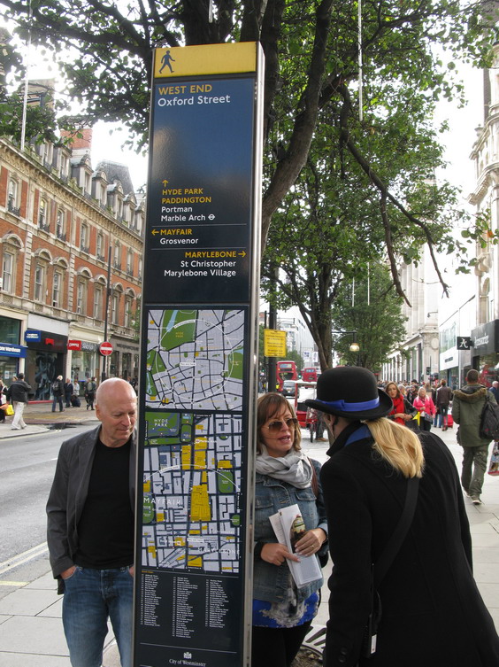 Propracovaná je také infrastruktura pro pìší dopravu - v centru Londýna najdete nejen šikovné informaèní stojany, ale turistùm pomohu rovnìž mìstské informátorky.