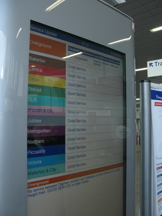 LCD obrazovky u vstupù do stanic metra informují o provozu na jednotlivých linkách. Zobrazují se zde jednak mimoøádnosti a jednak plánované výluky nebo omezení. Stejné informace mùžete dostávat on-line i do mobilu.