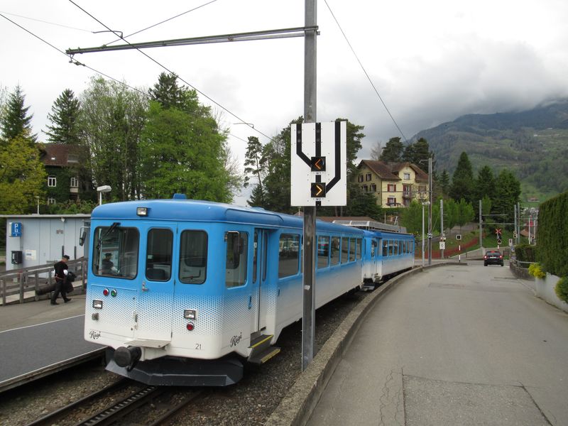 Jedna z vìtví zubaèky na horu Rigi zaèíná u nádraží Arth-Goldau východnì od Lucernu a jezdí na ní tyto modré vozy. Kvùli rekonstrukci historické stanice ležící kolmo nad hlavní železnièní tratí byla zbudována tato provizorní nástupní zastávka. Vlaky odtud jezdí každou hodinu.