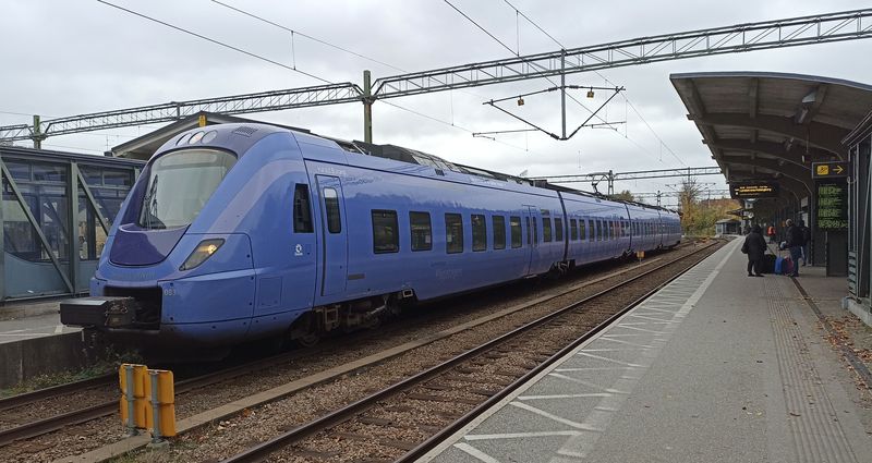 Osobní vlaky v jižním Švédsku v kraji Skane jsou provozovány dopravcem Arriva pod hlavièkou místního organizátora Skanetraffiken a oznaèeny jako Pagatagen. Potkáte zde tyto elektrické jednotky Alstom Coradia X61, kterých zdejší kraj koupil 99.