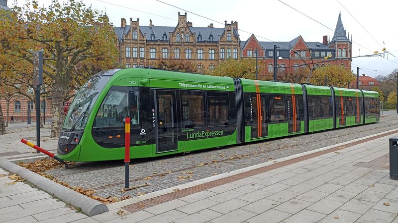 85tisícový Lund má od prosince 2020 tramvajovou linku. Zaèíná zde na námìstí u vlakového nádraží, západnì od historického centra. Pro 5,5km dlouhou linku staèí 5 obousmìrných tramvají CAF Urbos 3. Jedno z nejstarších švédských mìst je aktuálnì ètvrtým mìstem s tramvajovou dopravou.
