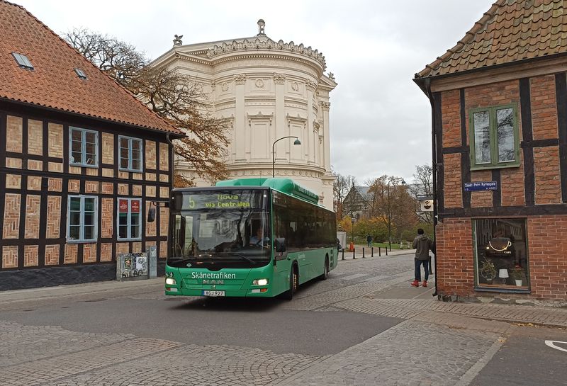 Mìstské autobusy se proplétají historickým centrem pomìrnì úzkými ulièkami, možná i proto zde jezdí pouze autobusy standardní délky. K dispozici je monotónní flotila cca 60 plynových autobusù MAN z let 2013-4, které nyní provozuje dopravce Vy Buss.