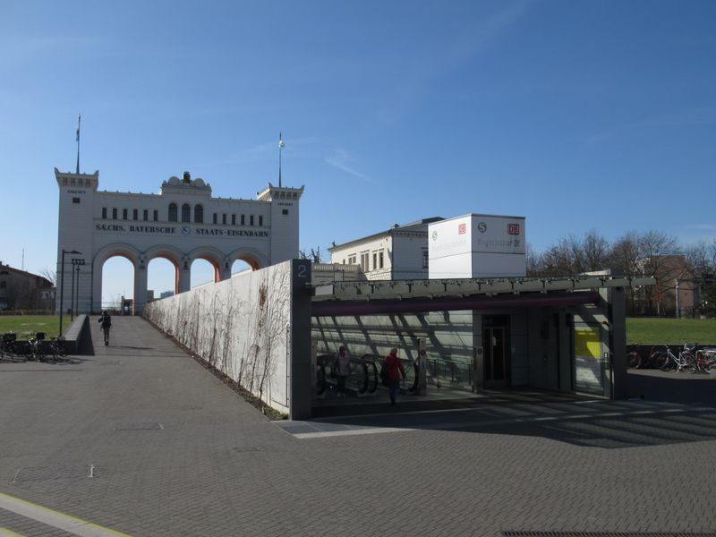 Pod zbytky bývalého koncového nádraží Bayerischer Bahnhof jižnì od centra Lipska najdete i stejnojmennou novou podzemní stanici S-Bahnu. I zde je mnoho možností, jak pøestoupit na tramvaje èi autobusy.