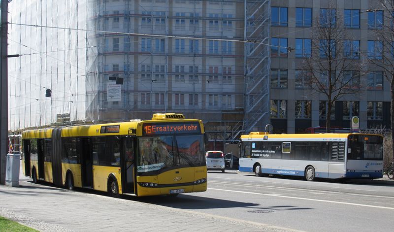Pro náhradní autobusovou dopravu za tramvajovou výluku na lince 15 si místní dopravce zapùjèil nìkolik žlutých autobusù ze sousedního drážïanského dopravního podniku.