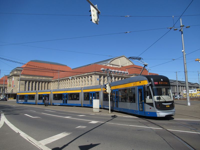 Nejdelší 45 m dlouhá lipská tramvaj od Bombardieru pøed hlavním nádražím. V letech 2005-7 jich bylo dodáno 24 kusù, poté pøišla ještì další dodávka devíti kusù v letech 2010-12. Potkáte je hlavnì na linkách 11, 15 a 16.