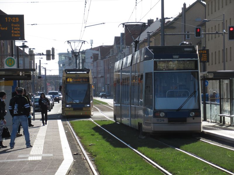 Novì opravená a zatravnìná tra� poblíž autobusové garáže Lindenau. První lipské nízkopodlažní tramvaje NGT8 jezdí buïto sólo na ménì vytížených linkách anebo spøažené s vleènými vozy v poètu 56 kusù.
