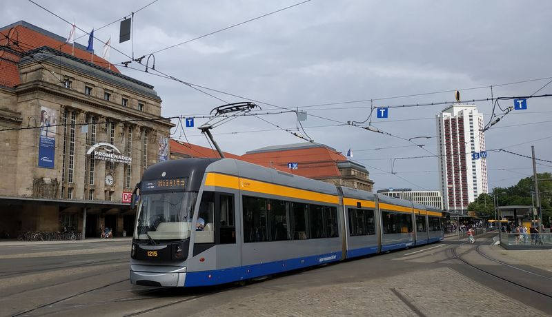 Dosud nejdelší tramvaje NGT12 byly dodány v letech 2005-12 v poètu 33 kusù a jezdí na linkách, kde pùvodnì jezdily tramvajové trojice.