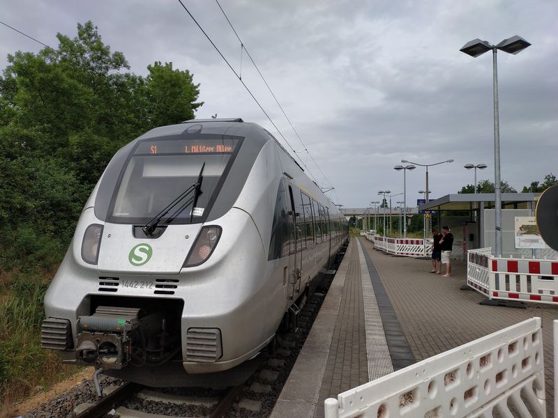Èistì mìstská linka S1 konèí v západním sídlišti Lausen-Grünau v zastávce Miltitzer Allee. Stejnì jako ostatní linky jezdí i tato v intervalu 30 minut.