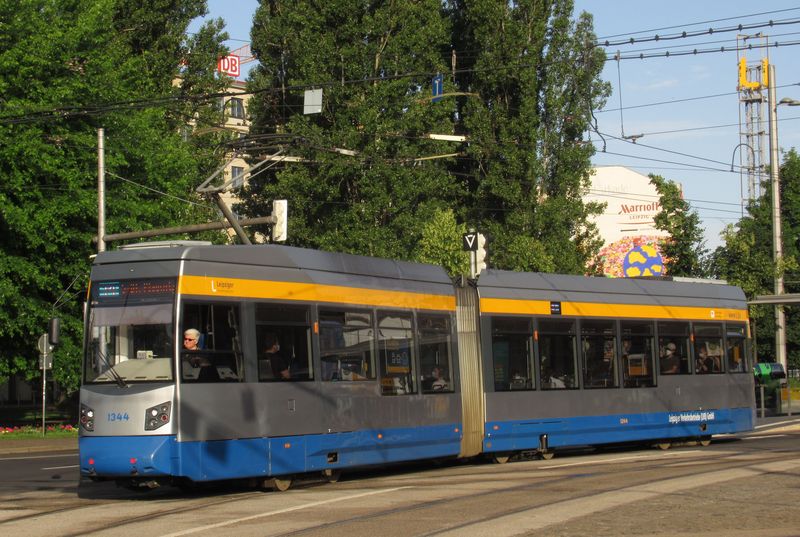 Zajímavostí tramvajového provozu Lipska jsou tyto dvouèlánkové èásteènì nízkopodlažní tramvaje Leoliner, kterých tu jezdí 50. Poøízeny byly v letech 2003-11 a vìtšinou jezdí spøažené ve dvojicích. Jako sólo je potkáte na doplòkové polookružní lince 14.
