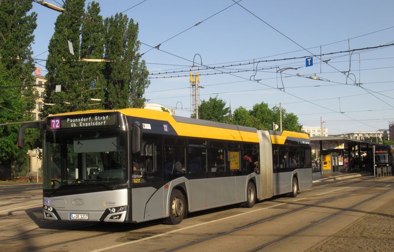 Flotilu kloubových autobusù lipského DP postupnì obnovují tradièní polské Solarisy, vozù Urbino 4. generace má Lipsko od roku 2016 už 57 v kloubové verzi, kupuje ale také standardní vozy.