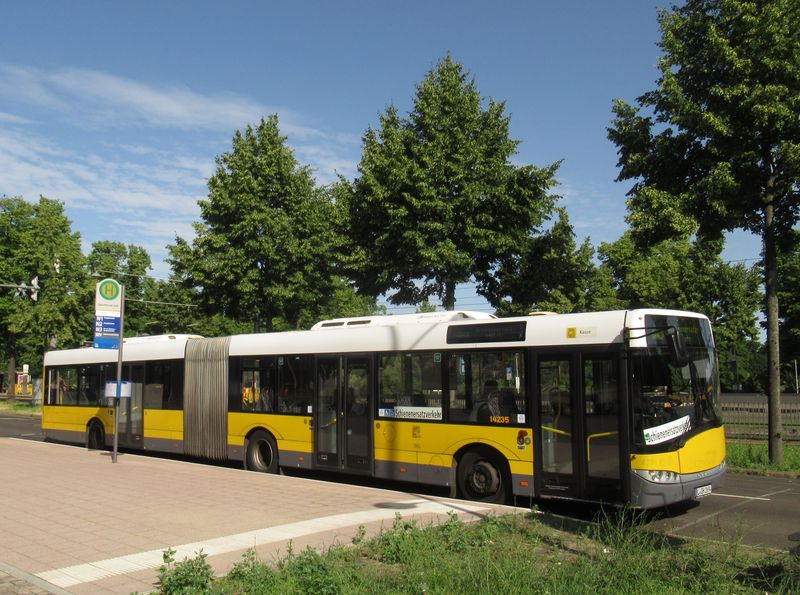 Pro náhradní dopravu pøi tramvajových výlukách si Lipsko tradiènì pùjèuje vozy odjinud. Tøeba tento autobus je pùvodem z Berlína.