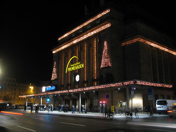 Pøedvánoènì nasvícený vchod do impozatntní budovy hlavního nádraží, které nedávno prošlo dùkladnou rekonstrukcí vèetnì doplnìní nákupní galerie.
