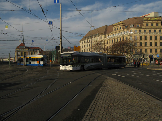 Na lince 73 potkáte vìtšnou hybridní autobusy. Nejvíce jich bylo dodáno švýcarskou firmou Hess. Linka 73 jako jedna z mála zaèíná pøímo na hlavním nádraží. Potkává se zde s doplòkovou tramvajovou linkou 14, která od prosince 2011 mìní trasu. Na lince 14 jezdí buï sólo T4D nebo dvoudílné tramvaje Leoliner místní produkce.